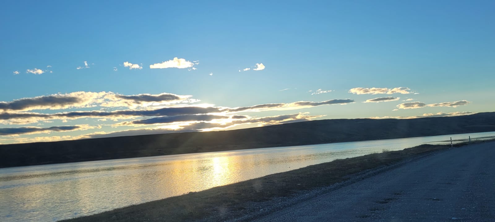 Atardecer dorado sobre el lago